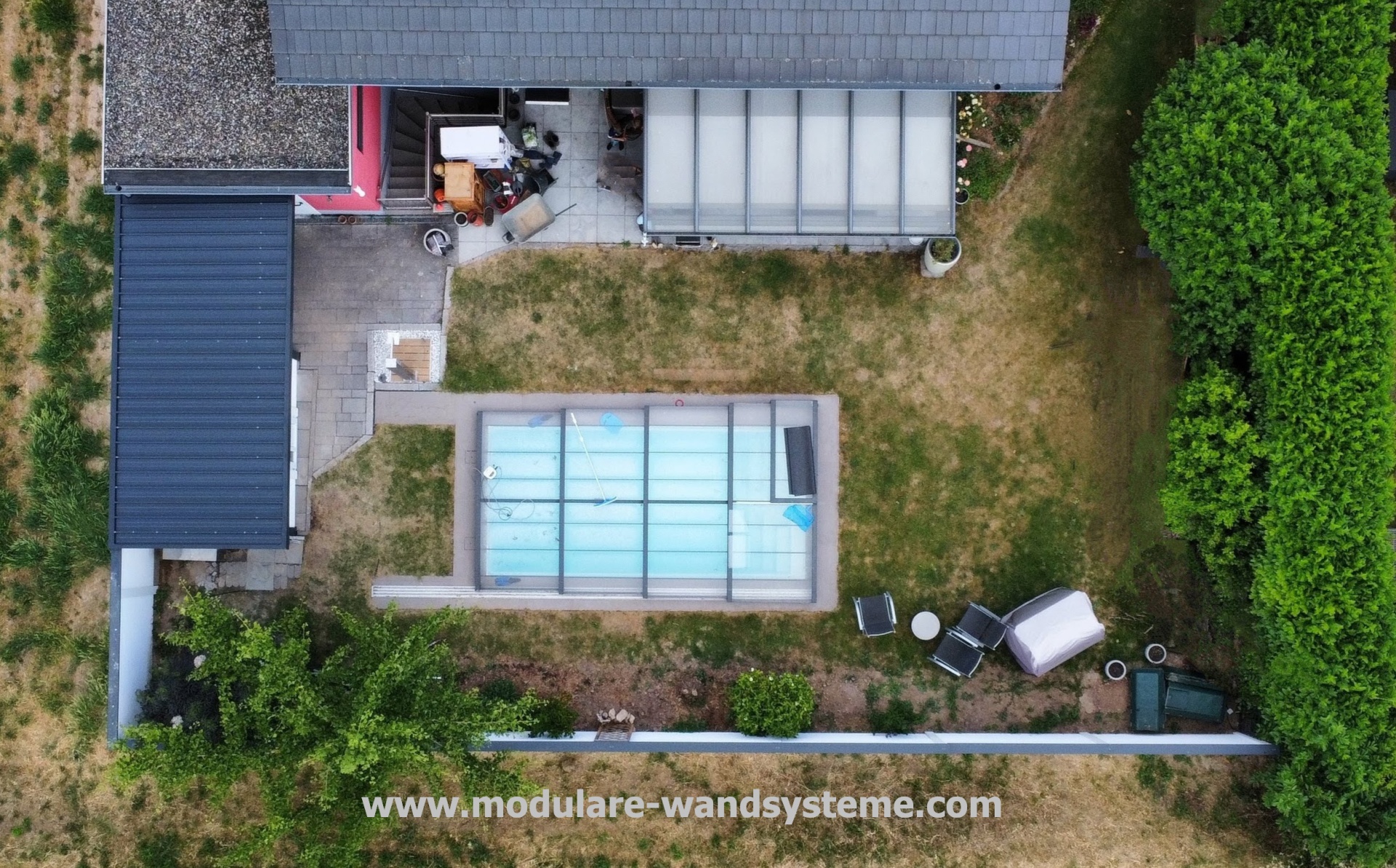 Modulare-Wandsysteme-Gartenhaus-Pool-Luftaufnahme