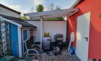 Modulare-Wandsysteme-mit-altem-Gartenhaus-und-Ueberdachung-vor-dem-Umbau-02