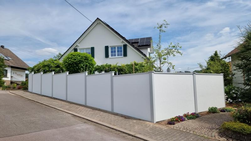 Modulare-Wandsysteme-Sichtschutzwand-in-Stufen-dem-Straenverlauf-folgend