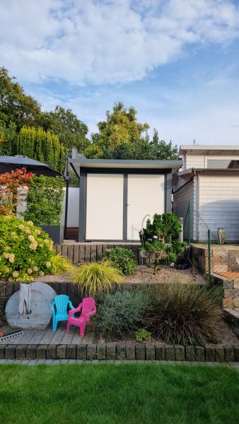 Gartenhaus-Modulare-Wandsysteme-mit-angrenzender-Sichtschutzwand