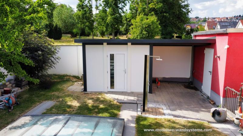 Modulare-Wandsysteme-Gartenhaus-mit-Überdachung