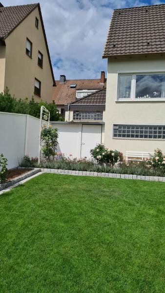 Modulare-Wandsysteme-Gartenhaus-zwischen-Fassade-und-Wandsystem