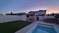 Modulare-Wandsysteme-Pool-mit-Terrasse-Gartenhaus-und-Sichtschutz-mit-Beleuchtung