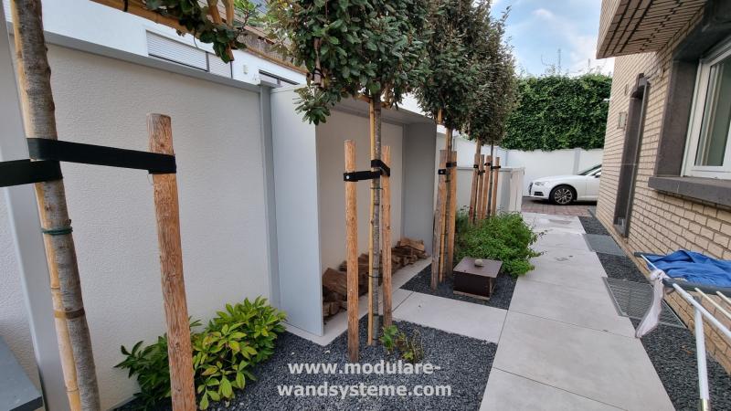 Sichtschutzwand von Modulare Wandsysteme mit vorgebauten Holzunterstand