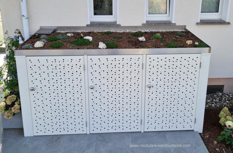Modulare Mülltonnenbox mit bepflanztem Deckel und Lochblechtüren