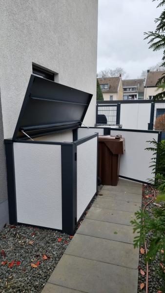 Modulare-Wandsysteme-Mlltonnen-Sichtschutz-mit-geoffnetem-Deckel