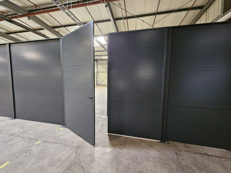 Hallenabtrennung-mit-Doppelflgel-Tor-Modulare-Wandsysteme
