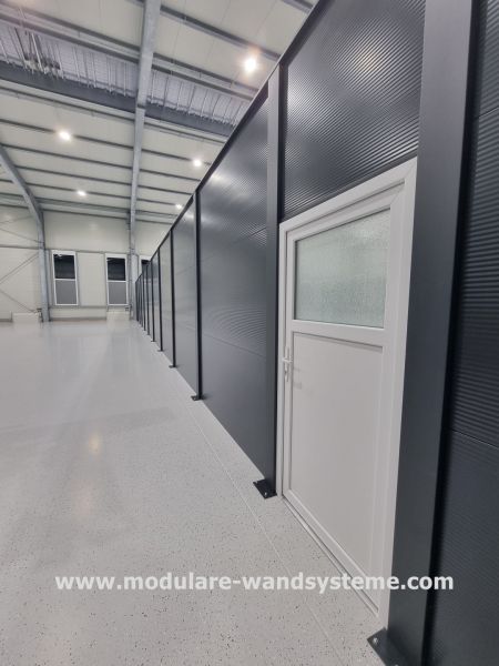 Modulare-Wandsysteme-Industie-Anwendungen-Sichtschutz-3-m-mit-Tuere