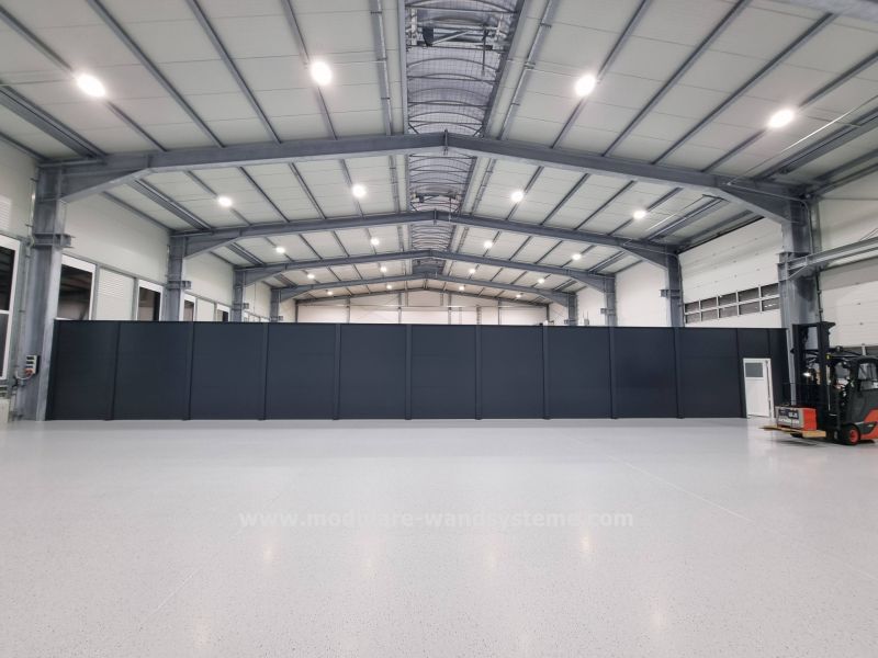 Modulare-Wandsysteme-Industieanwendungen-Sichtschutz-dunkel-mit-Tuere