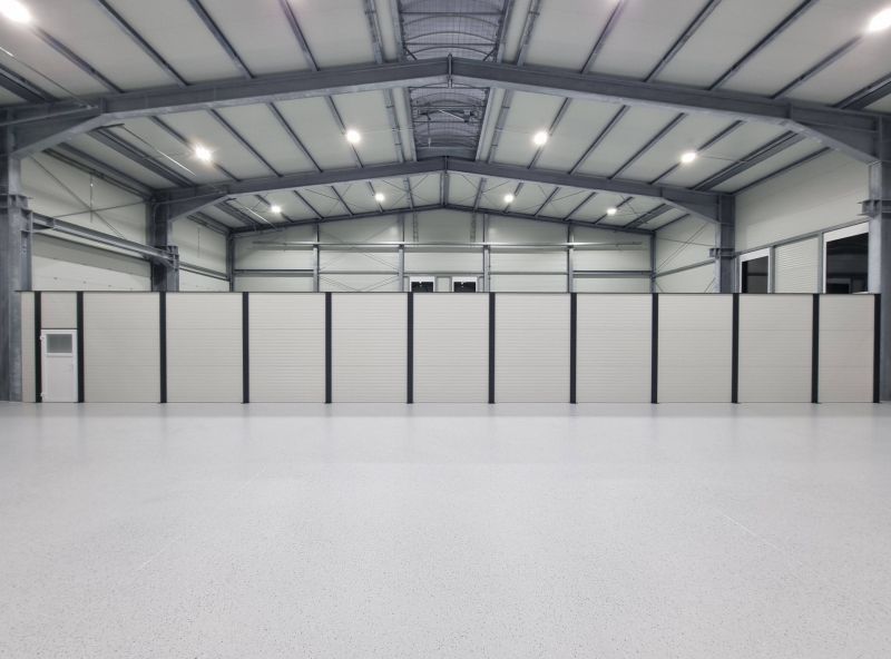 Modulare-Wandsysteme-Industieanwendungen-Sichtschutz-hell-mit-Tuere