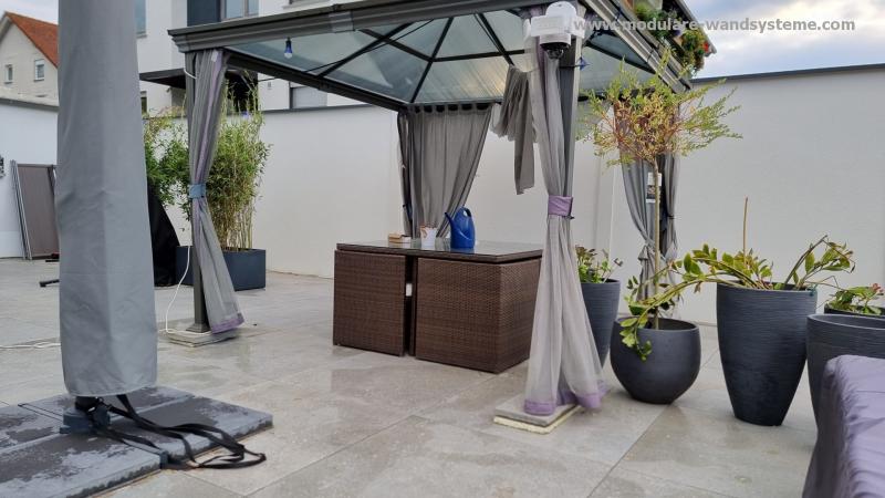 Modulare-Wandsysteme-Fertigwand-an-Terrasse-mit-Pavillon
