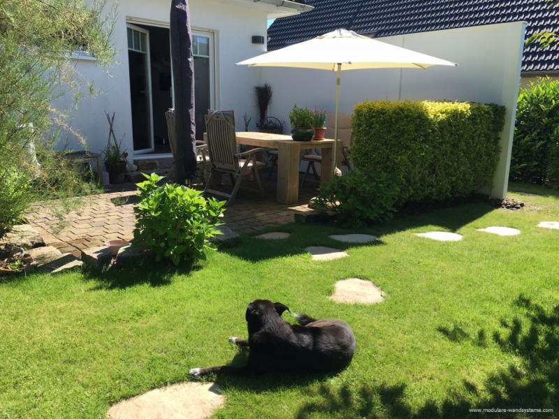 Modulare-Wandsysteme-als-Sichtschutz-an-einer-Terrasse