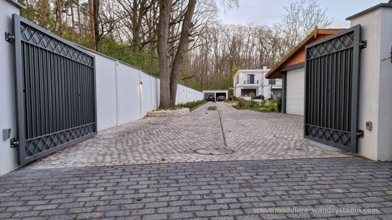 Sichtschutzwand von Modulare Wandsysteme mit Bauhaus-Villa